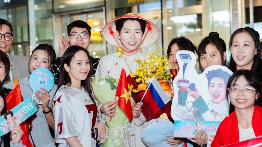 Người hâm mộ và gia đình chào đón ca sĩ Đức Phúc trở về