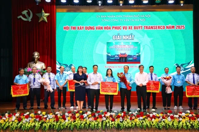 Xe buýt Hà Nội: Gần gũi, thân thiện hơn, văn hóa phục vụ chuyên nghiệp, nâng cao chất lượng dịch vụ
