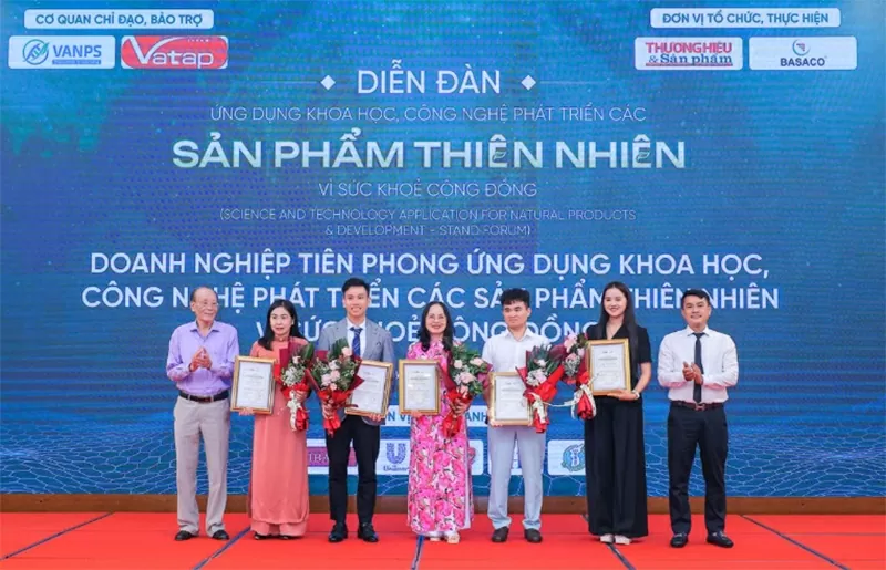 GS-TS Phạm Văn Thiêm, Chủ tịch VANPS và Tổng Biên tập Nguyễn Viết Hưng trao bảng cảm ơn và tặng hoa các nhà tài trợ. GS-TS Phạm Văn Thiêm, Chủ tịch VANPS và Tổng Biên tập Nguyễn Viết Hưng trao bảng cảm ơn và tặng hoa các nhà tài trợ.
