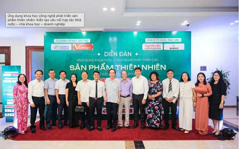 Các đại biểu, diễn giả và Ban Tổ chức trước giờ khai mạc. Các đại biểu, diễn giả và Ban Tổ chức trước giờ khai mạc.