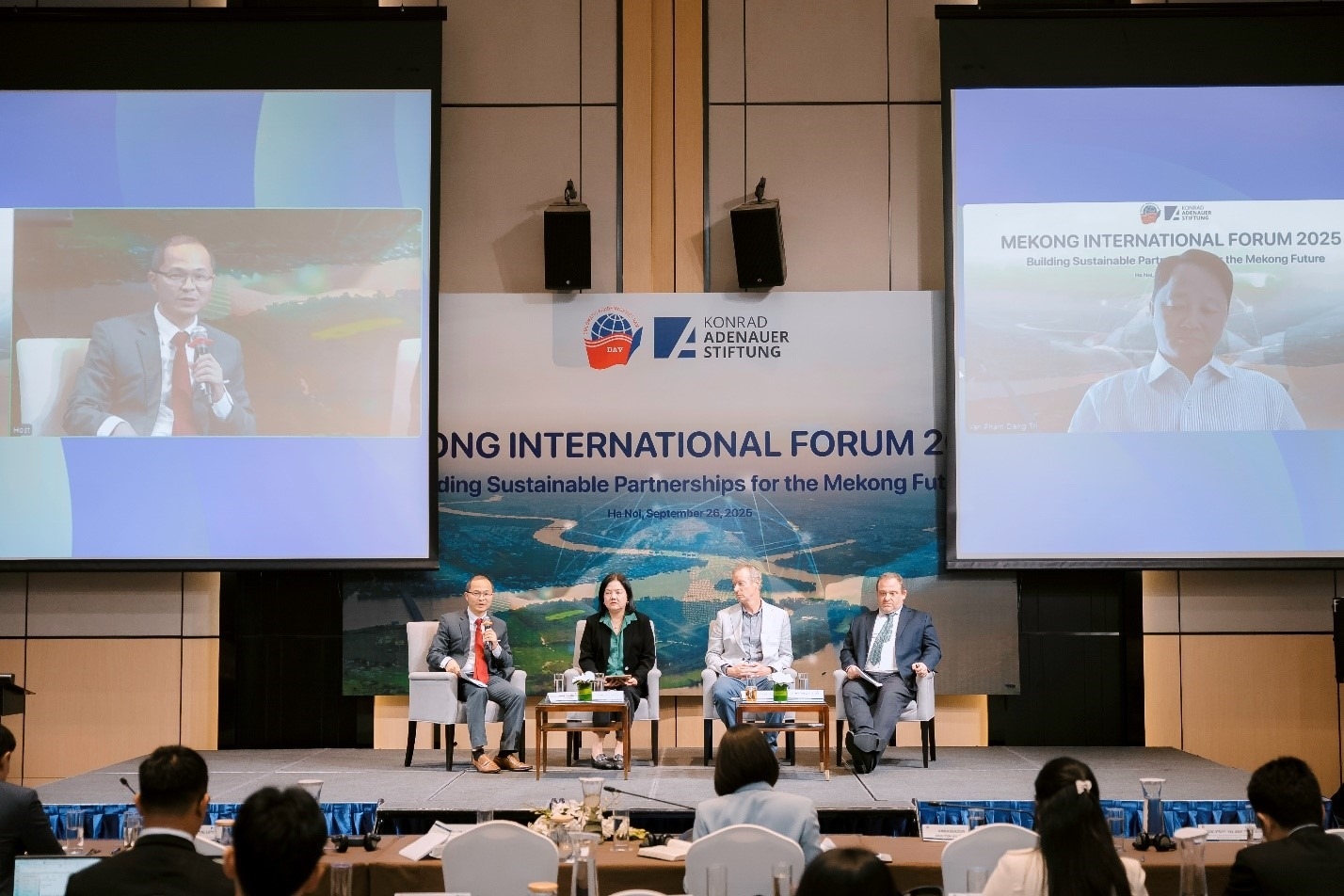 Các phiên thảo luận tại Diễn đàn Các phiên thảo luận tại Diễn đàn