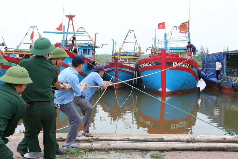 Kêu gọi, hướng dẫn tàu thuyền về nơi tránh trú bão để bảo đảm an toàn. (Nguồn: VGP) Kêu gọi, hướng dẫn tàu thuyền về nơi tránh trú bão để bảo đảm an toàn. (Nguồn: VGP)