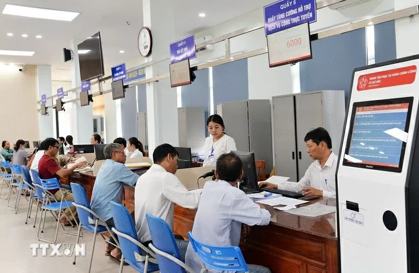 Trung tâm Phục vụ hành chính công xã Mộ Đức giải quyết hồ sơ cho hàng chục người dân mỗi ngày. (Ảnh: Đinh Hương/TTXVN) Trung tâm Phục vụ hành chính công xã Mộ Đức giải quyết hồ sơ cho hàng chục người dân mỗi ngày. (Ảnh: Đinh Hương/TTXVN)