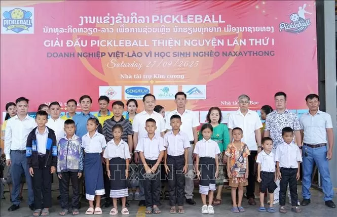 Doanh nghiệp Việt Nam chung tay thắp sáng ước mơ tới trường cho trẻ em Lào Doanh nghiệp Việt Nam chung tay thắp sáng ước mơ tới trường cho trẻ em Lào