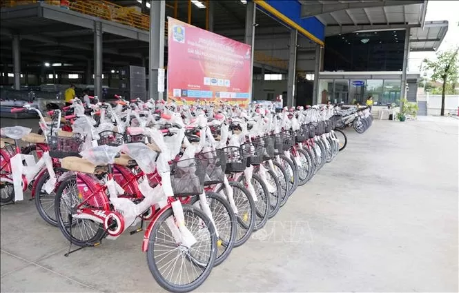 Doanh nghiệp Việt Nam chung tay thắp sáng ước mơ tới trường cho trẻ em Lào Doanh nghiệp Việt Nam chung tay thắp sáng ước mơ tới trường cho trẻ em Lào