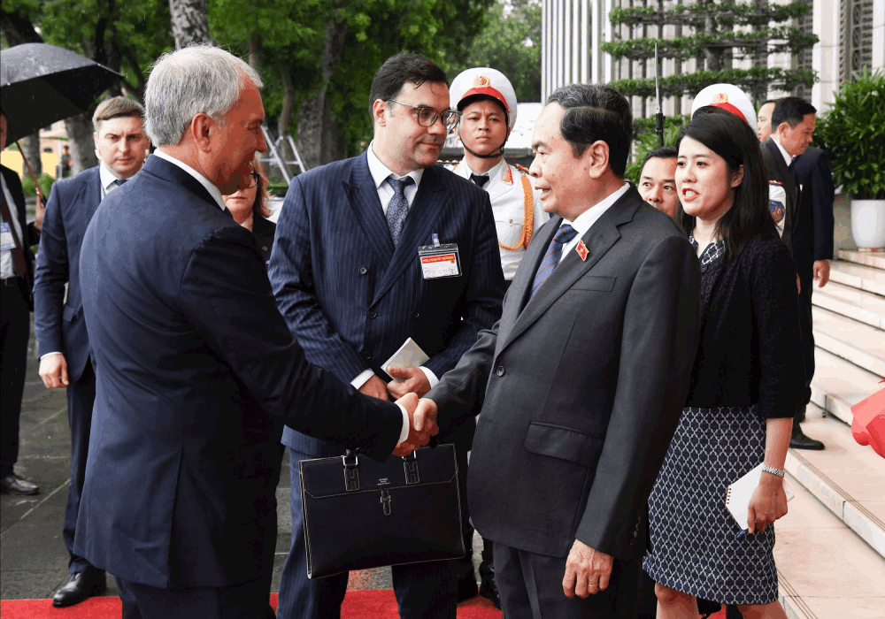 Chủ tịch Quốc hội Trần Thanh Mẫn chủ trì lễ đón và hội đàm với Chủ tịch Duma Quốc gia Quốc hội Liên bang Nga Vyacheslav Volodin. Chủ tịch Quốc hội Trần Thanh Mẫn chủ trì lễ đón và hội đàm với Chủ tịch Duma Quốc gia Quốc hội Liên bang Nga Vyacheslav Volodin.