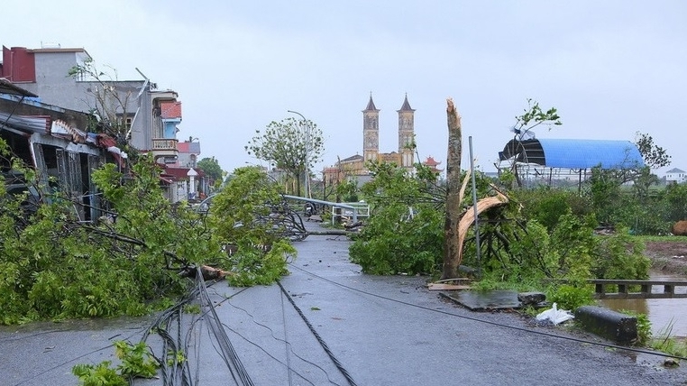 Bão số 10: Giông lốc mạnh gây thiệt hại nặng nề về người và tài sản tại tỉnh Ninh Bình