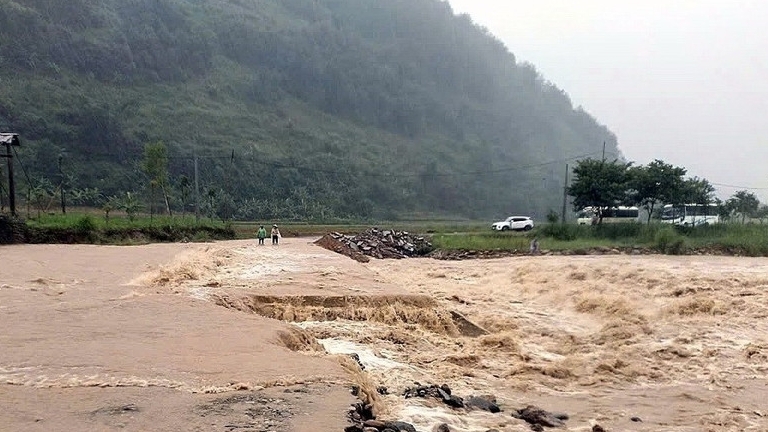 Hình ảnh mưa lũ gây ngập lụt, sạt lở đất đá, giao thông ùn tắc tại tỉnh Sơn La