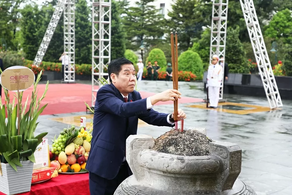 Bí thư Tỉnh ủy Nguyễn Văn Gấu dâng hương tưởng niệm các Anh hùng liệt sĩ tỉnh. Bí thư Tỉnh ủy Nguyễn Văn Gấu dâng hương tưởng niệm các Anh hùng liệt sĩ tỉnh.