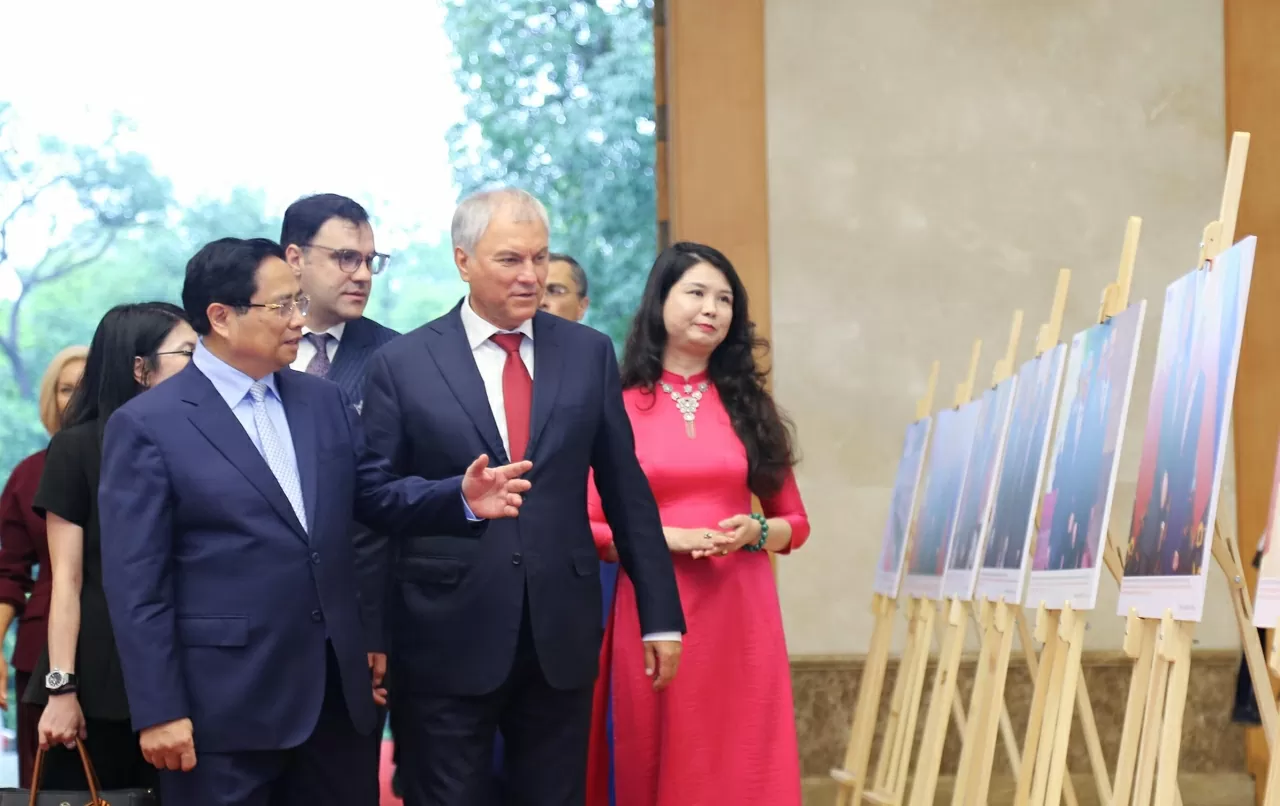 Thủ tướng Chính phủ Phạm Minh Chính đã hội kiến Chủ tịch Duma Quốc gia Nga Vyacheslav Volodin tham quan triển lãm ảnh về những dấu mốc trong mối quan hệ Việt Nam - Liên bang Nga qua các thời kỳ. (Ảnh: Thành Long) Thủ tướng Chính phủ Phạm Minh Chính đã hội kiến Chủ tịch Duma Quốc gia Nga Vyacheslav Volodin tham quan triển lãm ảnh về những dấu mốc trong mối quan hệ Việt Nam - Liên bang Nga qua các thời kỳ. (Ảnh: Thành Long)