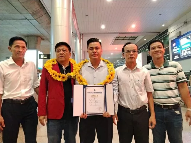 Chúc mừng, trao thưởng nhà vô địch cờ tướng thế giới Lại Lý Huynh Chúc mừng, trao thưởng nhà vô địch cờ tướng thế giới Lại Lý Huynh