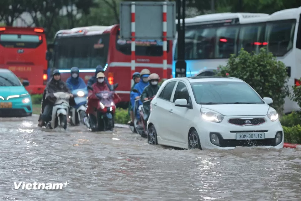 Hoàn lưu bão số 10, Hà Nội mưa to đến rất to, ngập nhiều tuyến phố, giao thông ùn tắc Hoàn lưu bão số 10, Hà Nội mưa to đến rất to, ngập nhiều tuyến phố, giao thông ùn tắc