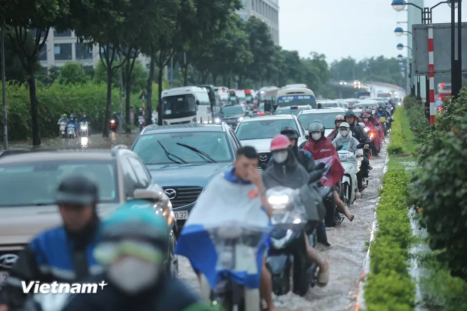 Hoàn lưu bão số 10, Hà Nội mưa to đến rất to, ngập nhiều tuyến phố, giao thông ùn tắc Hoàn lưu bão số 10, Hà Nội mưa to đến rất to, ngập nhiều tuyến phố, giao thông ùn tắc