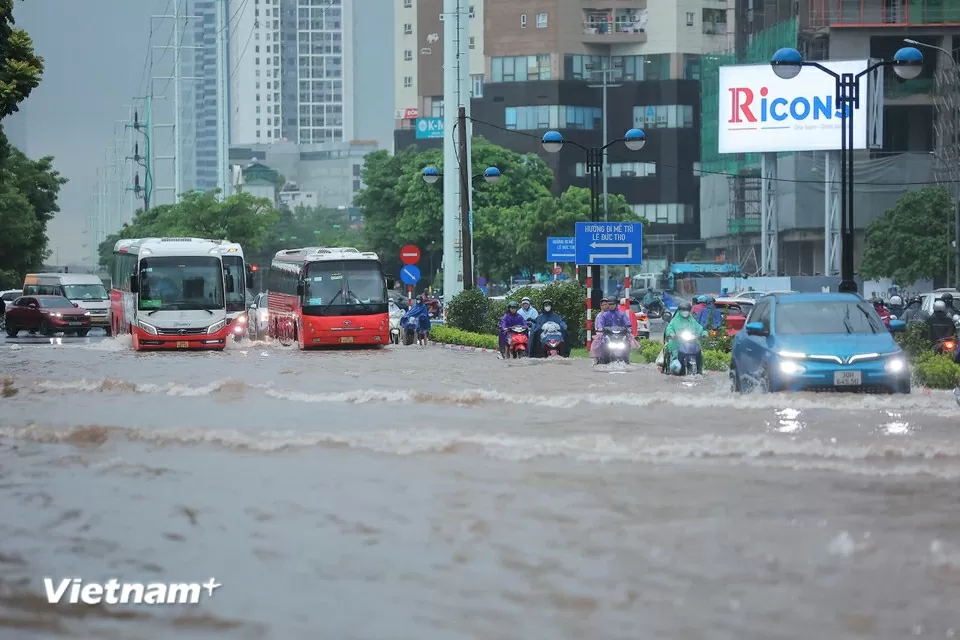 Hoàn lưu bão số 10, Hà Nội mưa to đến rất to, ngập nhiều tuyến phố, giao thông ùn tắc Hoàn lưu bão số 10, Hà Nội mưa to đến rất to, ngập nhiều tuyến phố, giao thông ùn tắc