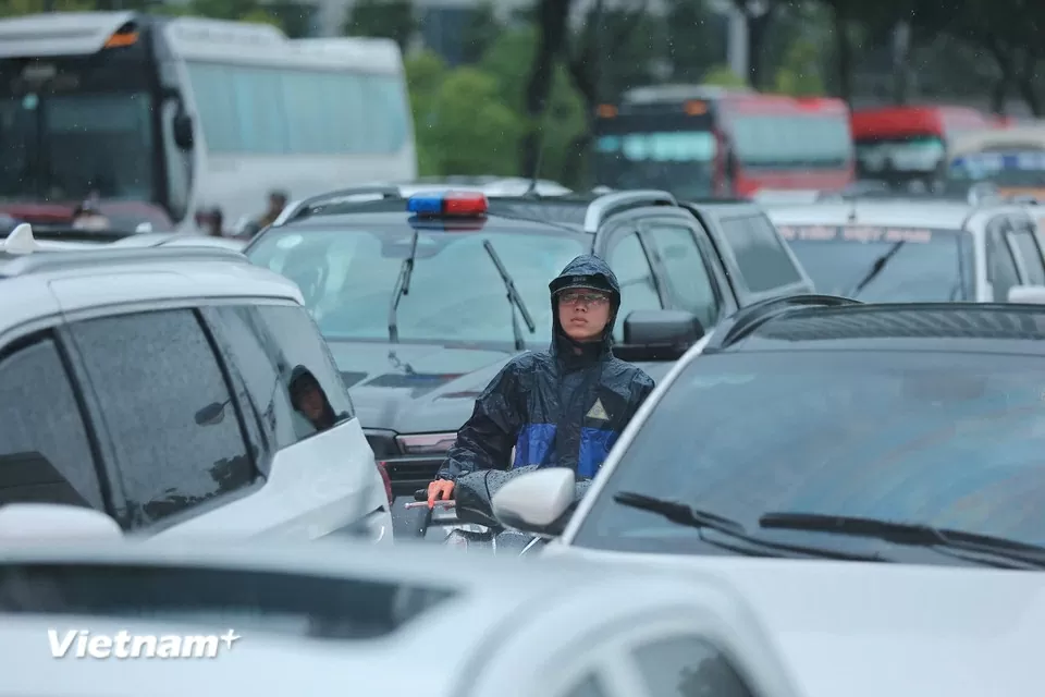 Hoàn lưu bão số 10, Hà Nội mưa to đến rất to, ngập nhiều tuyến phố, giao thông ùn tắc Hoàn lưu bão số 10, Hà Nội mưa to đến rất to, ngập nhiều tuyến phố, giao thông ùn tắc