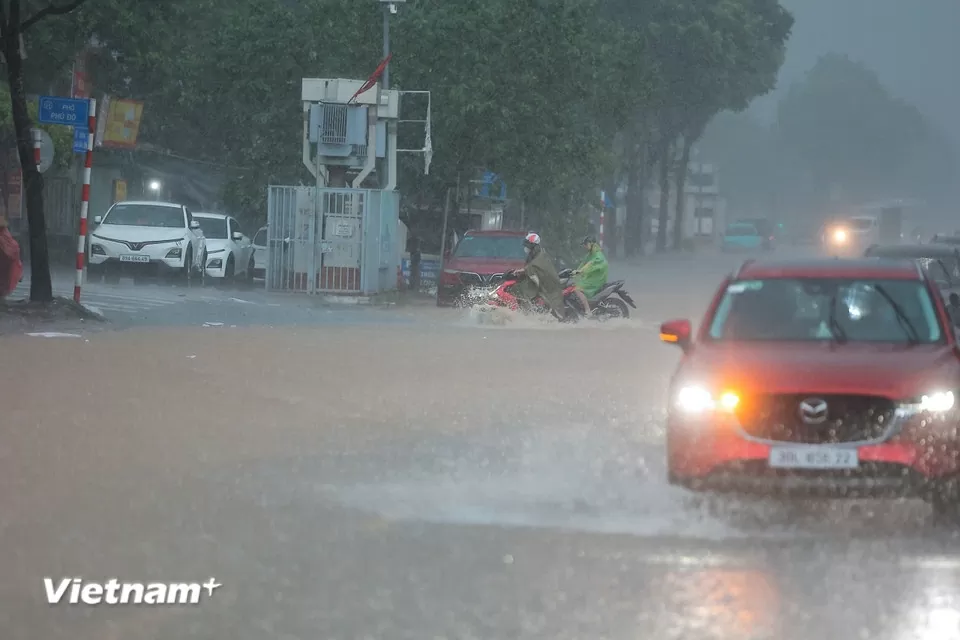 Hoàn lưu bão số 10, Hà Nội mưa to đến rất to, ngập nhiều tuyến phố, giao thông ùn tắc Hoàn lưu bão số 10, Hà Nội mưa to đến rất to, ngập nhiều tuyến phố, giao thông ùn tắc