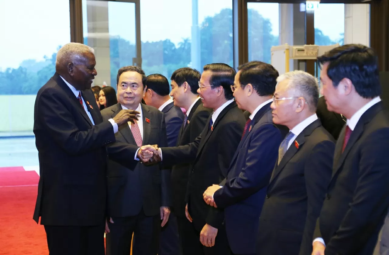 Chủ tịch Quốc hội Trần Thanh Mẫn giới thiệu đoàn đại biểu Việt Nam với Chủ tịch Quốc hội Cuba Esteban Lazo Hernández. (Ảnh: Thành Long) Chủ tịch Quốc hội Trần Thanh Mẫn giới thiệu đoàn đại biểu Việt Nam với Chủ tịch Quốc hội Cuba Esteban Lazo Hernández. (Ảnh: Thành Long)