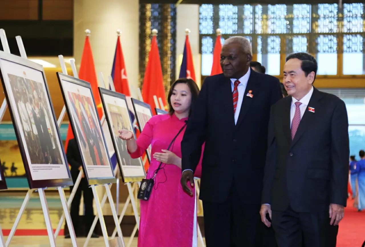 Chủ tịch Quốc hội Trần Thanh Mẫn và Chủ tịch Quốc hội Cuba Esteban Lazo Hernández cùng các đại biểu tham quan triển lãm quan hệ giữa hia nước. (Ảnh: Thành Long) Chủ tịch Quốc hội Trần Thanh Mẫn và Chủ tịch Quốc hội Cuba Esteban Lazo Hernández cùng các đại biểu tham quan triển lãm quan hệ giữa hia nước. (Ảnh: Thành Long)