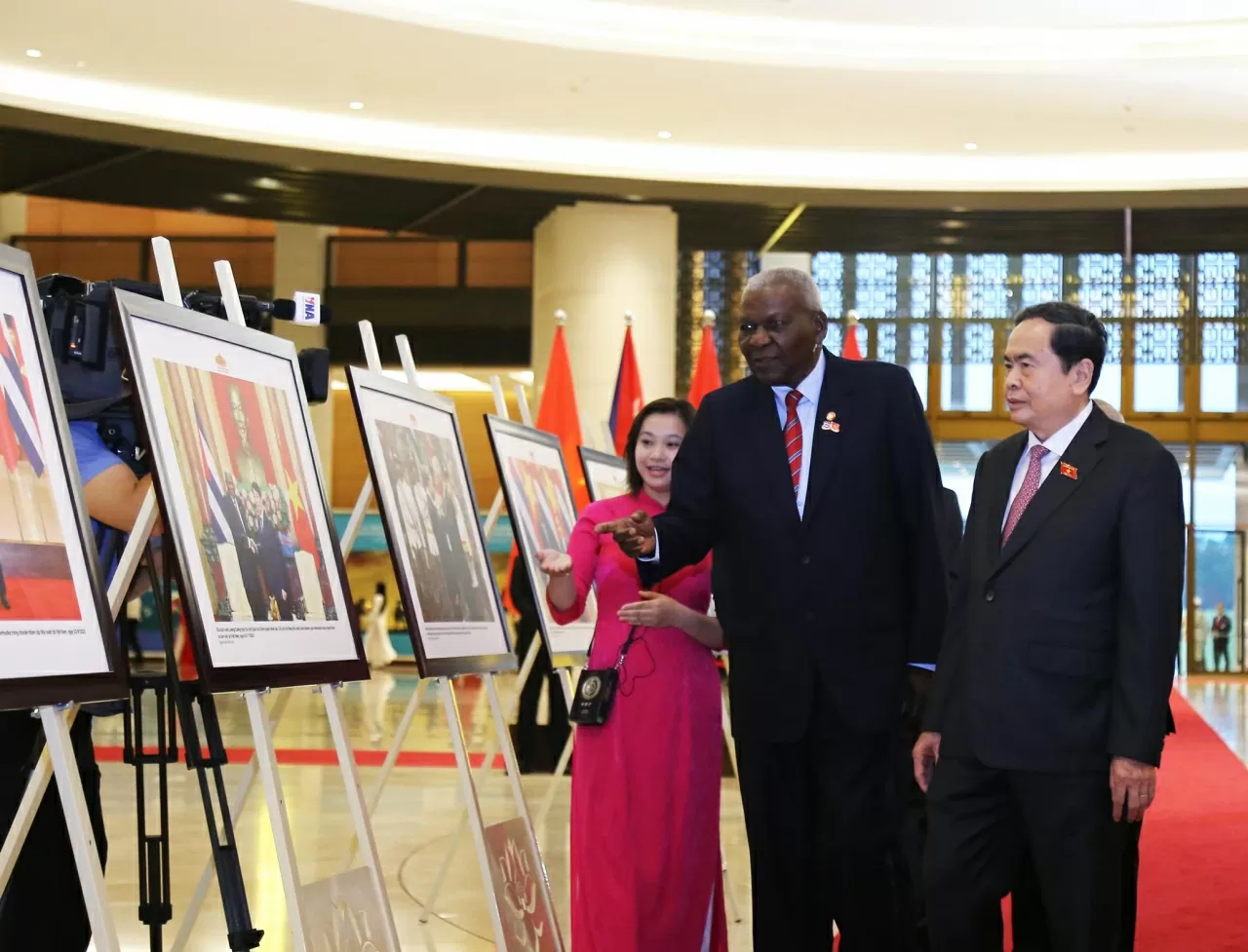 Chủ tịch Quốc hội Trần Thanh Mẫn và Chủ tịch Quốc hội Cuba Esteban Lazo Hernández cùng các đại biểu tham quan triển lãm quan hệ giữa hia nước. (Ảnh: Thành Long) Chủ tịch Quốc hội Trần Thanh Mẫn và Chủ tịch Quốc hội Cuba Esteban Lazo Hernández cùng các đại biểu tham quan triển lãm quan hệ giữa hia nước. (Ảnh: Thành Long)