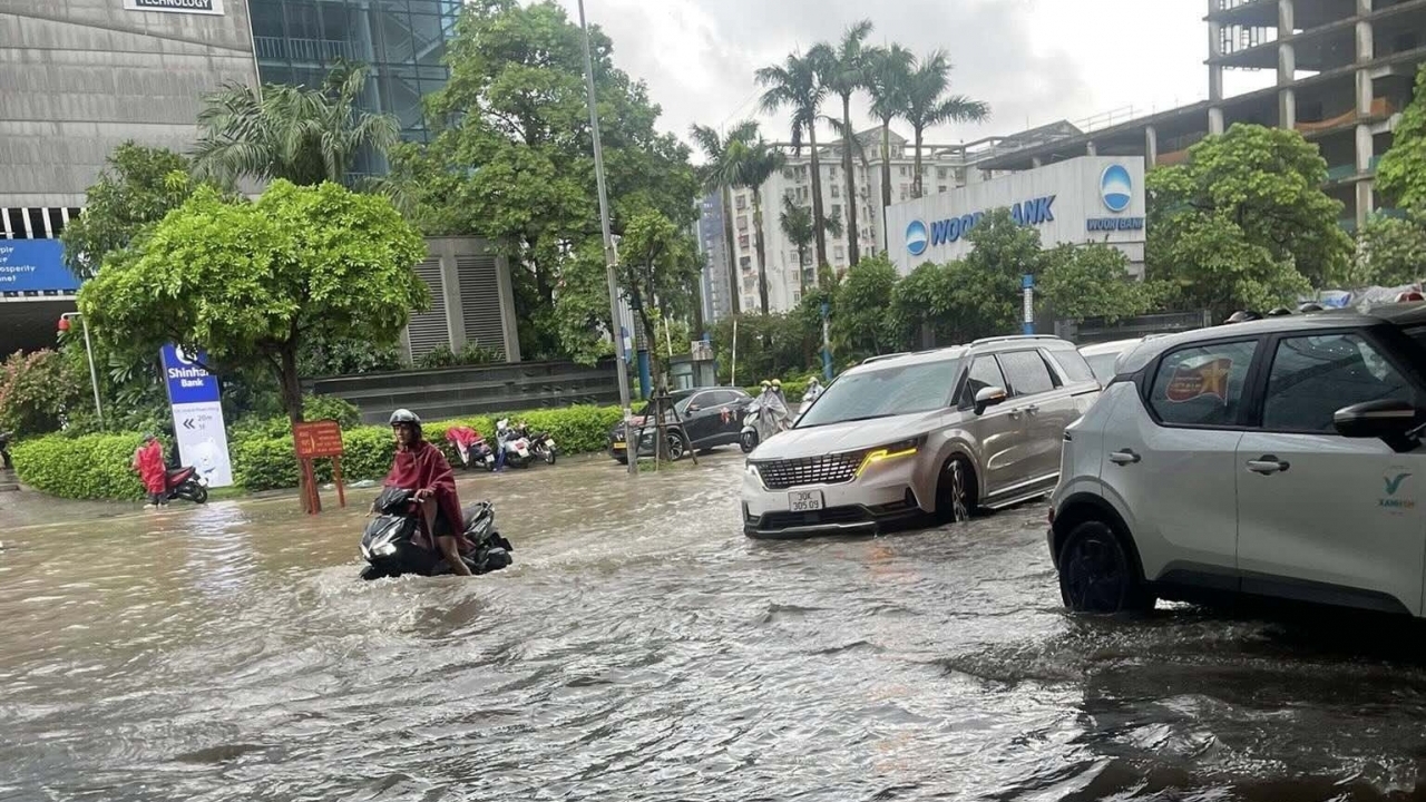 Phòng Cảnh sát giao thông Hà Nội bác bỏ tin đồn cấm đường do mưa ngập