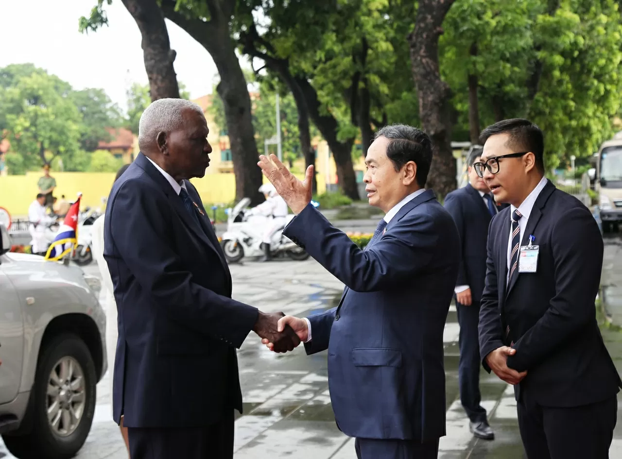 Dưới thời tiết đẹp sáng 1/10 tại Hà Nội, Chủ tịch Quốc hội Trần Thanh Mẫn chào đón Chủ tịch Quốc hội Cuba Esteban Lazo Hernández tới Khai mạc Phiên họp. (Ảnh: Thành Long) Dưới thời tiết đẹp sáng 1/10 tại Hà Nội, Chủ tịch Quốc hội Trần Thanh Mẫn chào đón Chủ tịch Quốc hội Cuba Esteban Lazo Hernández tới Khai mạc Phiên họp. (Ảnh: Thành Long)