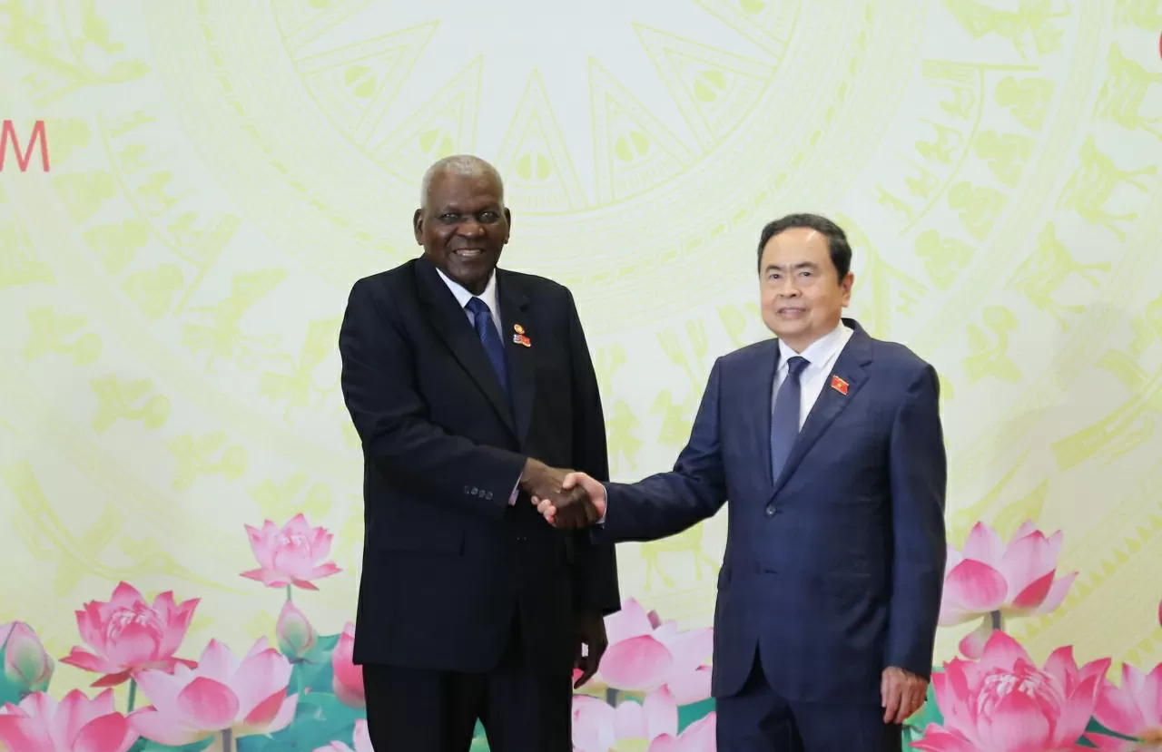 Chủ tịch Quốc hội Trần Thanh Mẫn và Chủ tịch Quốc hội Cuba Esteban Lazo Hernández chụp bức ảnh lưu niệm trước khi bắt đầu phiên họp. (Ảnh: Thành Long) Chủ tịch Quốc hội Trần Thanh Mẫn và Chủ tịch Quốc hội Cuba Esteban Lazo Hernández chụp bức ảnh lưu niệm trước khi bắt đầu phiên họp. (Ảnh: Thành Long)