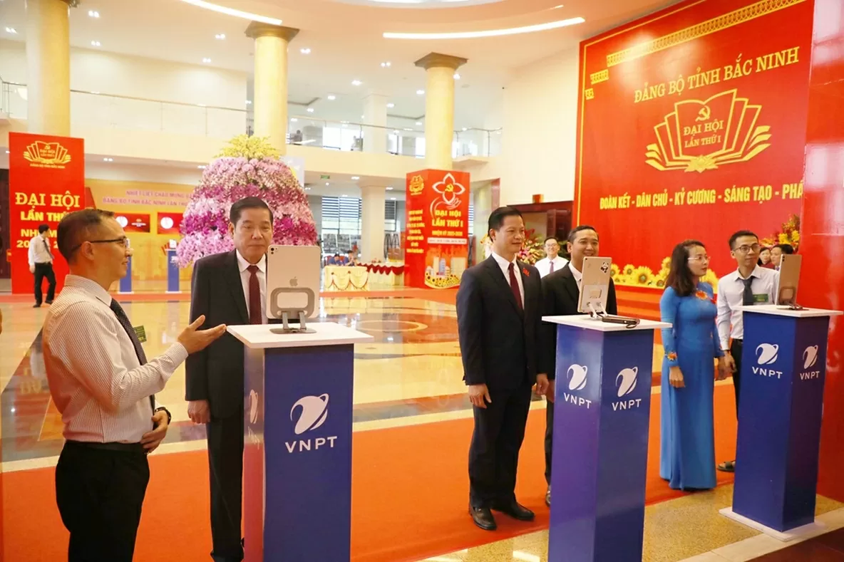 Các đồng chí lãnh đạo tỉnh và đại biểu thực hiện quét mã QR nhận diện, tham dự Đại hội. Các đồng chí lãnh đạo tỉnh và đại biểu thực hiện quét mã QR nhận diện, tham dự Đại hội.