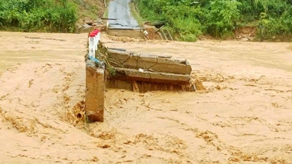 Những vấn đề thường gặp và cách chăm sóc làn da sau khi tiếp xúc với nước ngập do mưa lũ