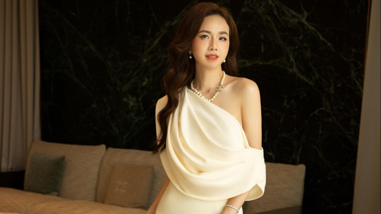 Sao Việt: Diễn viên Đinh Ngọc Diệp lộ vai thon, hút hồn người đối diện