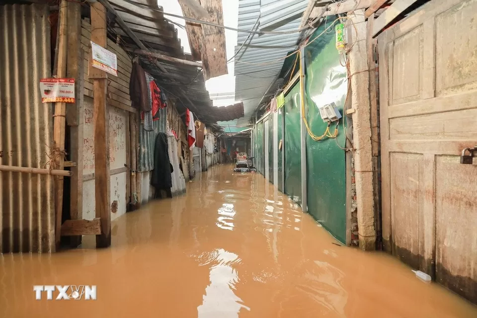 Nước sông Hồng lên mức báo động 1, nhiều sông vượt báo động 3 Nước sông Hồng lên mức báo động 1, nhiều sông vượt báo động 3