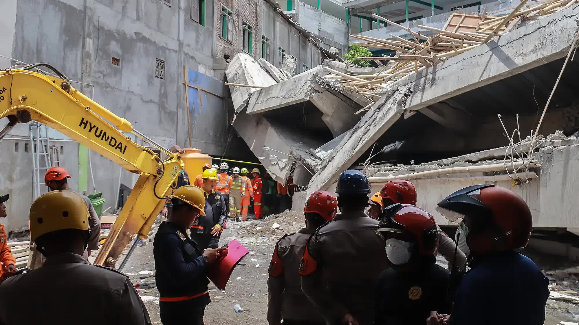 Sập trường học thương tâm ở Indonesia, 59 nạn nhân mất tích