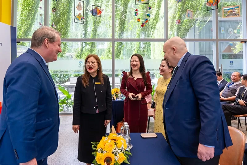 Buổi lễ được tổ chức trong không gian xanh mát, hiện đại, đặc trưng của Victoria School Buổi lễ được tổ chức trong không gian xanh mát, hiện đại, đặc trưng của Victoria School