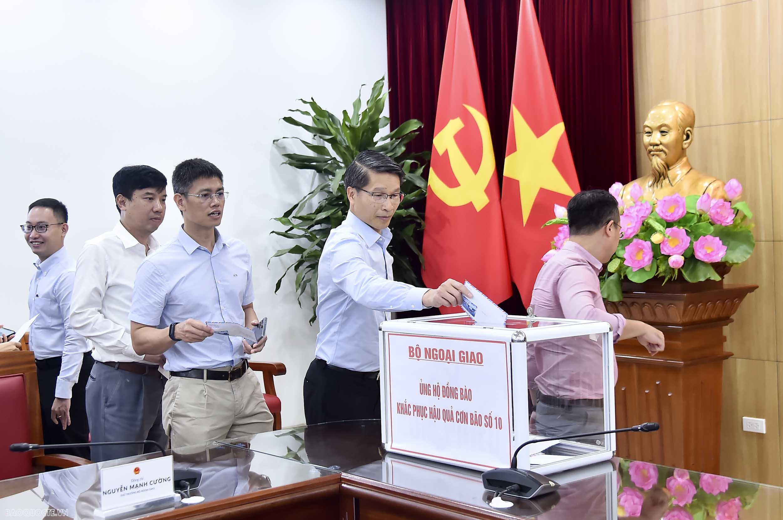 Bộ Ngoại giao phát động quyên góp ủng hộ đồng bào vùng bão số 10