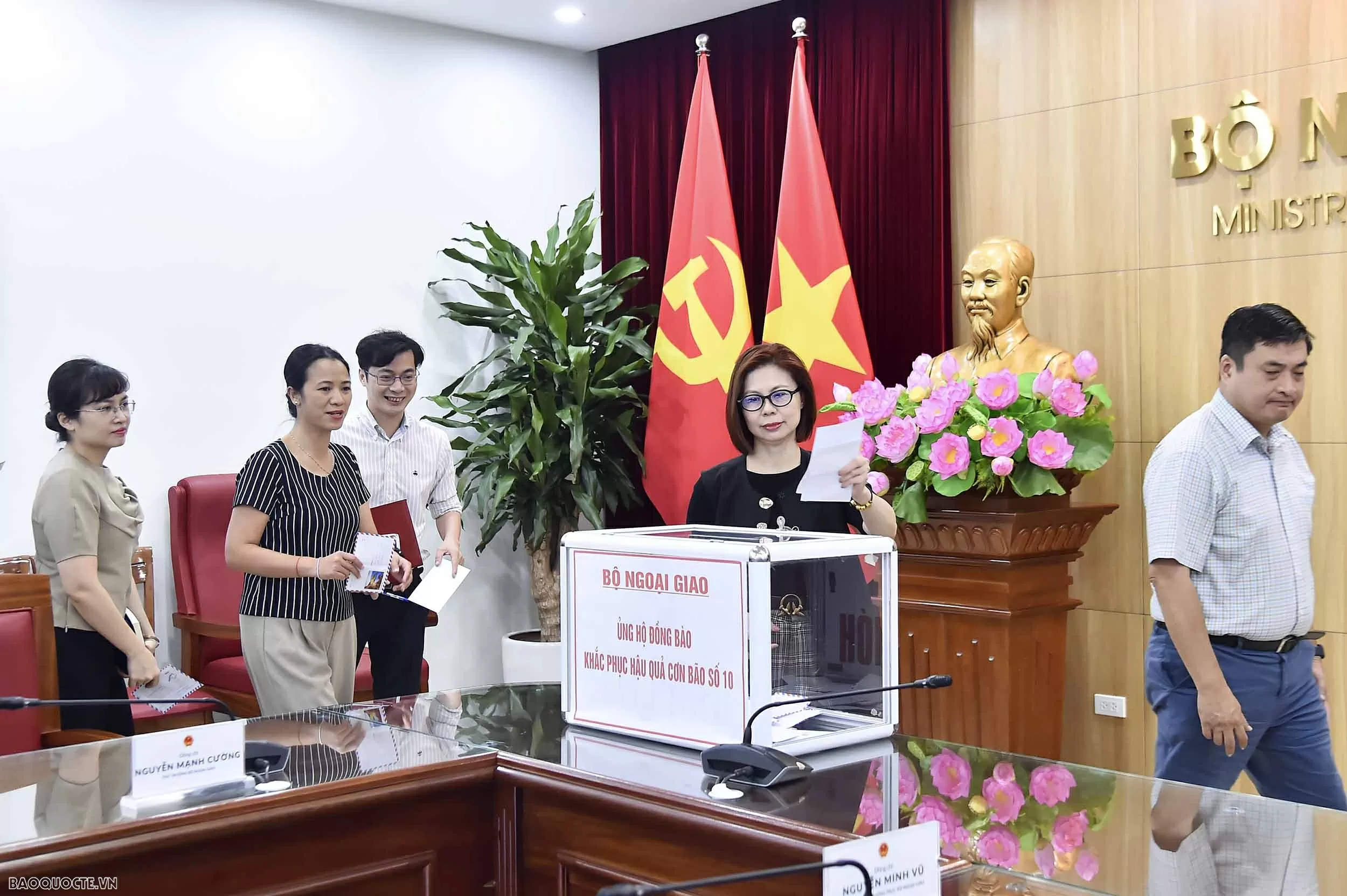 Bộ Ngoại giao phát động quyên góp ủng hộ đồng bào vùng bão số 10 Bộ Ngoại giao phát động quyên góp ủng hộ đồng bào vùng bão số 10