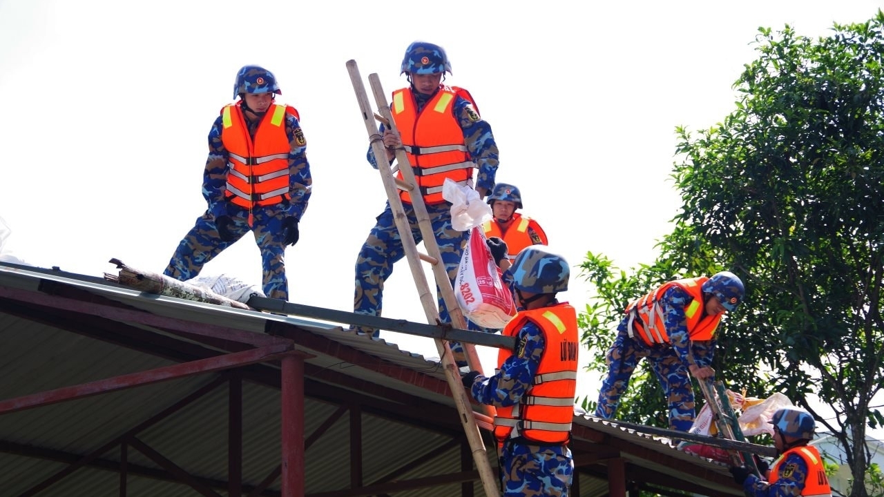 Bộ Tư lệnh Hải quân chỉ đạo các đơn vị chủ động phòng chống bão số 11