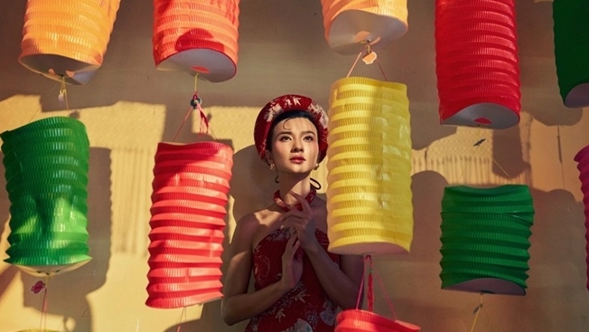 NSƯT Kim Tuyến đón Trung thu, thướt tha dạo phố với trang phục cách điệu của phụ nữ Bắc Bộ xưa