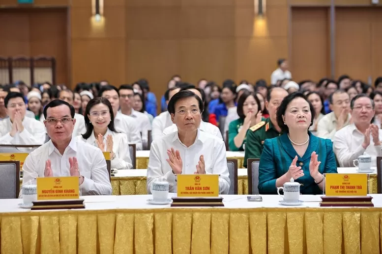 Thủ tướng phát động đợt thi đua cao điểm lập thành tích chào mừng Đại hội XIV của Đảng Thủ tướng phát động đợt thi đua cao điểm lập thành tích chào mừng Đại hội XIV của Đảng