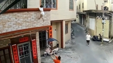Cứu sống thần kỳ bé trai 3 tuổi rơi từ ban công tầng 2