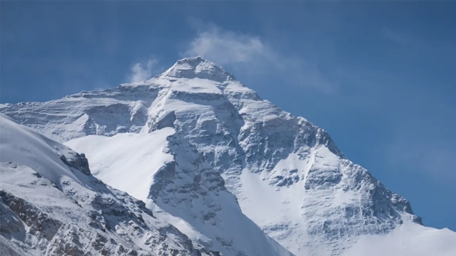 Trung Quốc: Giải cứu hàng trăm du khách mắc kẹt trên đỉnh Everest do tuyết rơi dày và mưa lớn bất thường
