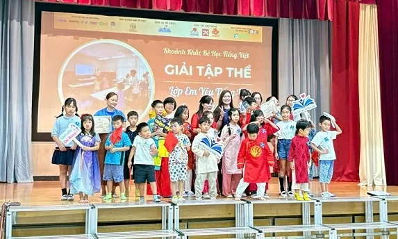 Trao giải cuộc thi ảnh “Khoảnh khắc bé học tiếng Việt” tại Nhật Bản Trao giải cuộc thi ảnh “Khoảnh khắc bé học tiếng Việt” tại Nhật Bản