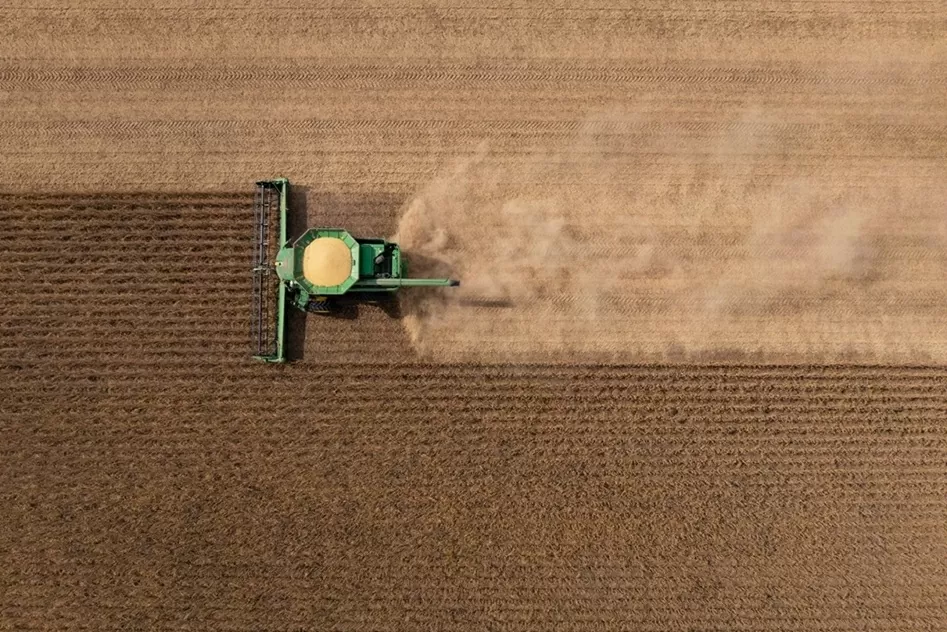 Một máy gặt đập liên hợp đang thu hoạch đậu nành tại một trang trại bên ngoài St. Peter, Minnesota. Ben Brewer/Bloomberg/Hình ảnh Getty Một máy gặt đập liên hợp đang thu hoạch đậu nành tại một trang trại bên ngoài St. Peter, Minnesota. Ben Brewer/Bloomberg/Hình ảnh Getty