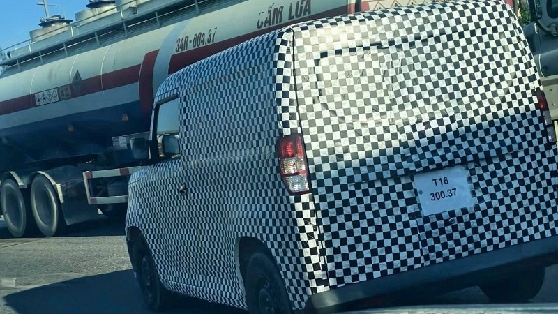 VinFast EC Van lộ diện trên đường phố, dự bàn giao từ tháng 11/2025