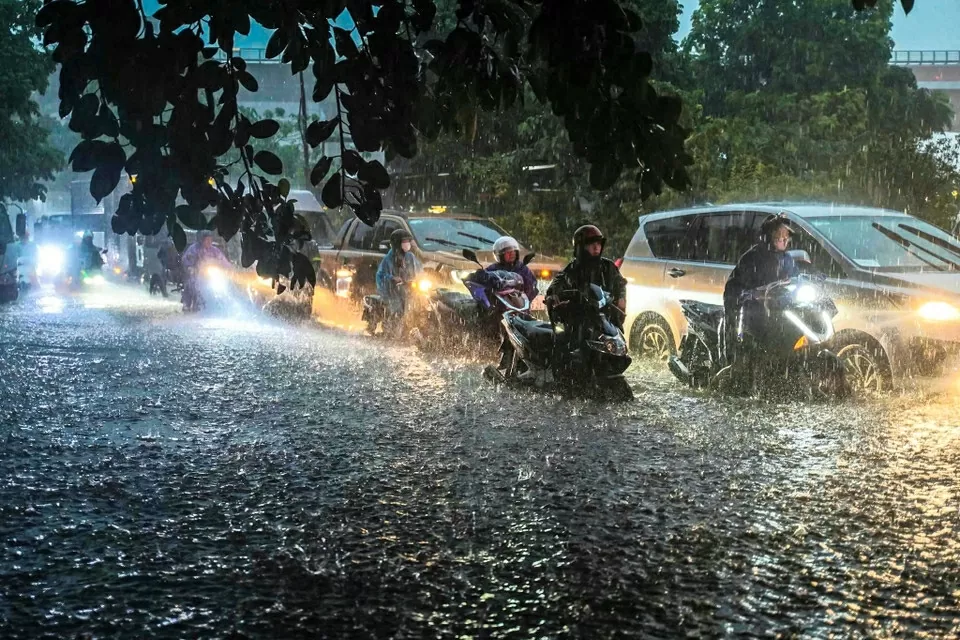 Mưa lớn kéo dài từ đêm đến sáng, người Hà Nội di chuyển khó khăn trên các tuyến phố ngập sâu giờ cao điểm Mưa lớn kéo dài từ đêm đến sáng, người Hà Nội di chuyển khó khăn trên các tuyến phố ngập sâu giờ cao điểm