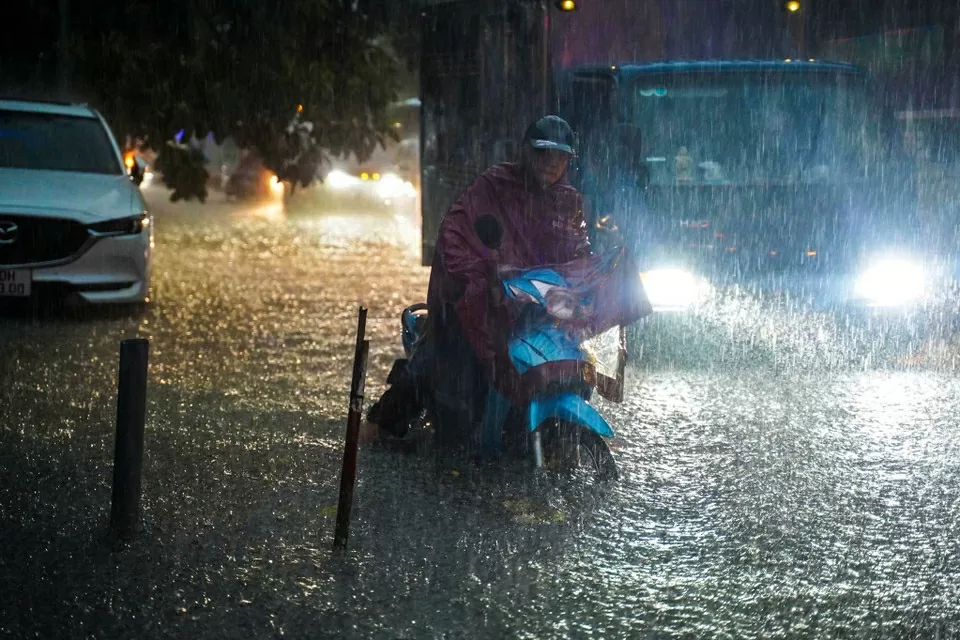 Mưa lớn kéo dài từ đêm đến sáng, người Hà Nội di chuyển khó khăn trên các tuyến phố ngập sâu giờ cao điểm Mưa lớn kéo dài từ đêm đến sáng, người Hà Nội di chuyển khó khăn trên các tuyến phố ngập sâu giờ cao điểm
