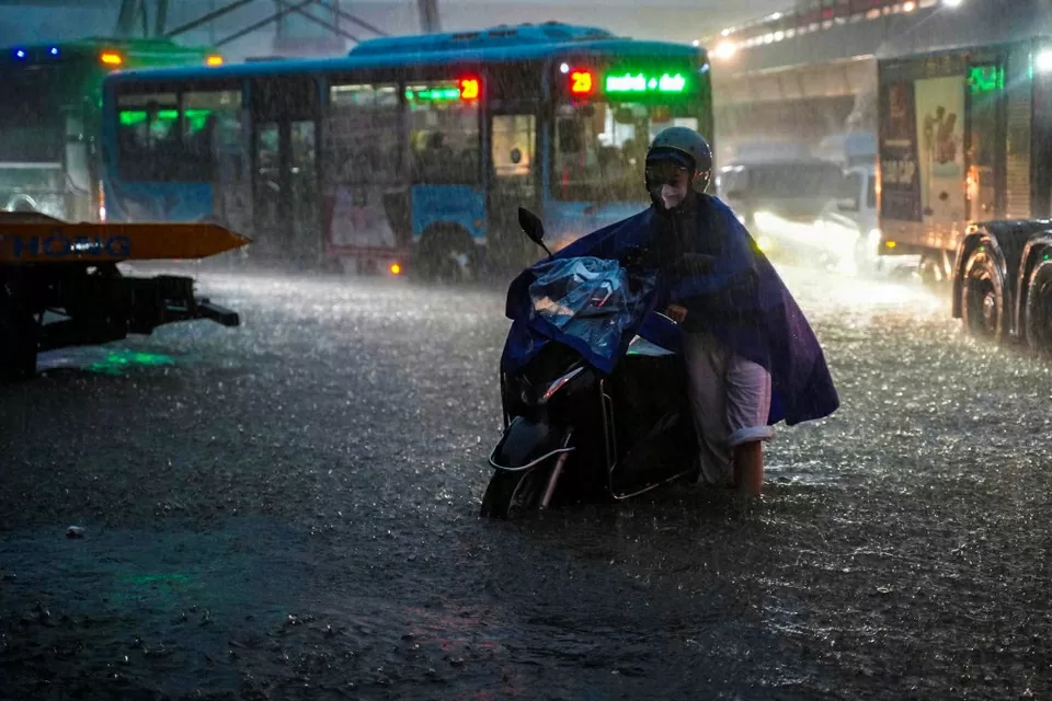 Mưa lớn kéo dài từ đêm đến sáng, người Hà Nội di chuyển khó khăn trên các tuyến phố ngập sâu giờ cao điểm Mưa lớn kéo dài từ đêm đến sáng, người Hà Nội di chuyển khó khăn trên các tuyến phố ngập sâu giờ cao điểm