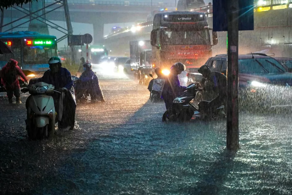 Mưa lớn kéo dài từ đêm đến sáng, người Hà Nội di chuyển khó khăn trên các tuyến phố ngập sâu giờ cao điểm Mưa lớn kéo dài từ đêm đến sáng, người Hà Nội di chuyển khó khăn trên các tuyến phố ngập sâu giờ cao điểm