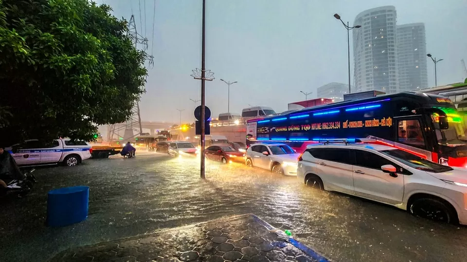 Mưa lớn kéo dài từ đêm đến sáng, người Hà Nội di chuyển khó khăn trên các tuyến phố ngập sâu giờ cao điểm Mưa lớn kéo dài từ đêm đến sáng, người Hà Nội di chuyển khó khăn trên các tuyến phố ngập sâu giờ cao điểm
