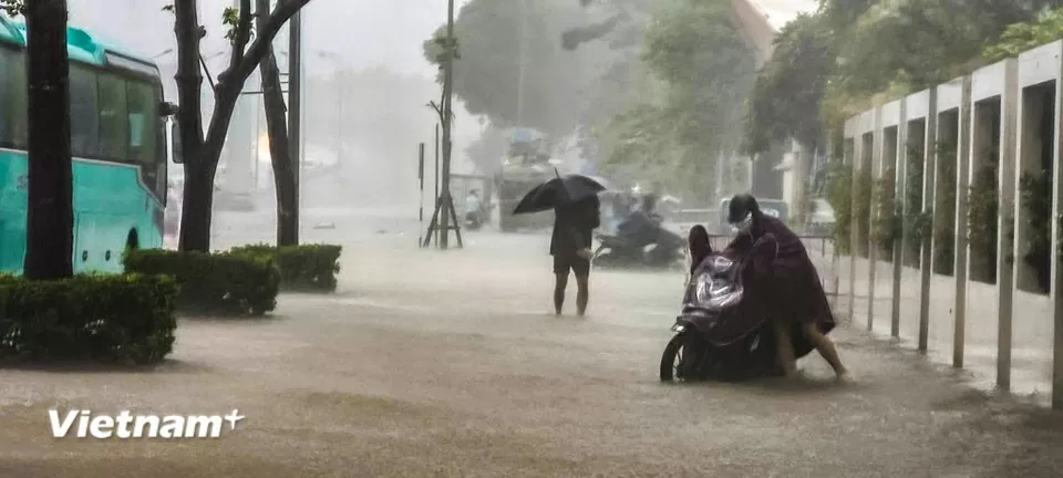 Mưa lớn kéo dài từ đêm đến sáng, người Hà Nội di chuyển khó khăn trên các tuyến phố ngập sâu giờ cao điểm Mưa lớn kéo dài từ đêm đến sáng, người Hà Nội di chuyển khó khăn trên các tuyến phố ngập sâu giờ cao điểm