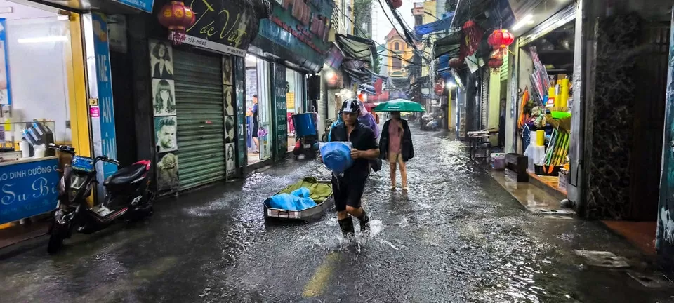 Mưa lớn kéo dài từ đêm đến sáng, người Hà Nội di chuyển khó khăn trên các tuyến phố ngập sâu giờ cao điểm Mưa lớn kéo dài từ đêm đến sáng, người Hà Nội di chuyển khó khăn trên các tuyến phố ngập sâu giờ cao điểm