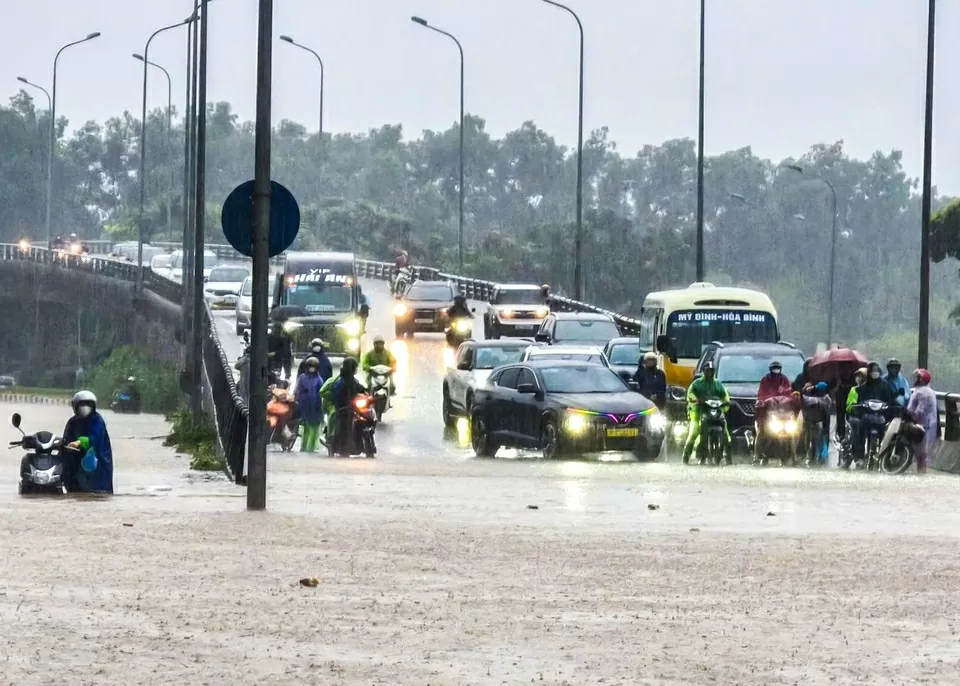 Mưa lớn từ đêm, người Hà Nội di chuyển khó khăn trên các tuyến phố ngập sâu giờ cao điểm Mưa lớn từ đêm, người Hà Nội di chuyển khó khăn trên các tuyến phố ngập sâu giờ cao điểm